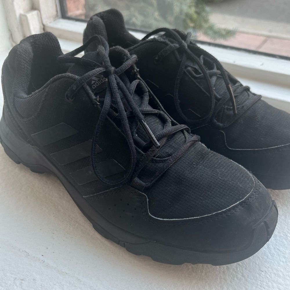 Young Men’s sneakers • sz: 7 • ADIDAS • turf shoes- traxion soles • lightly worn